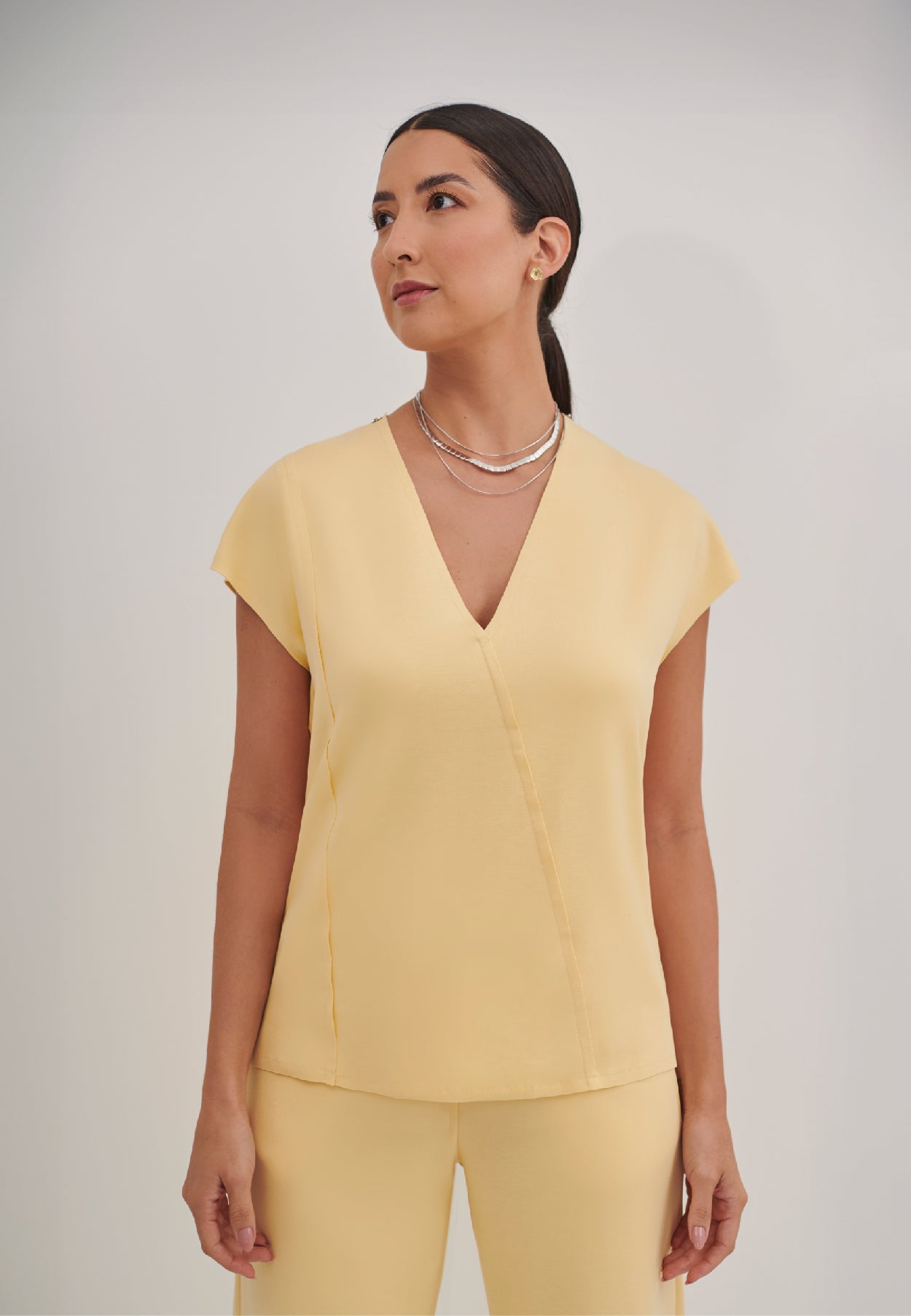 Blusa Gola V Recortes