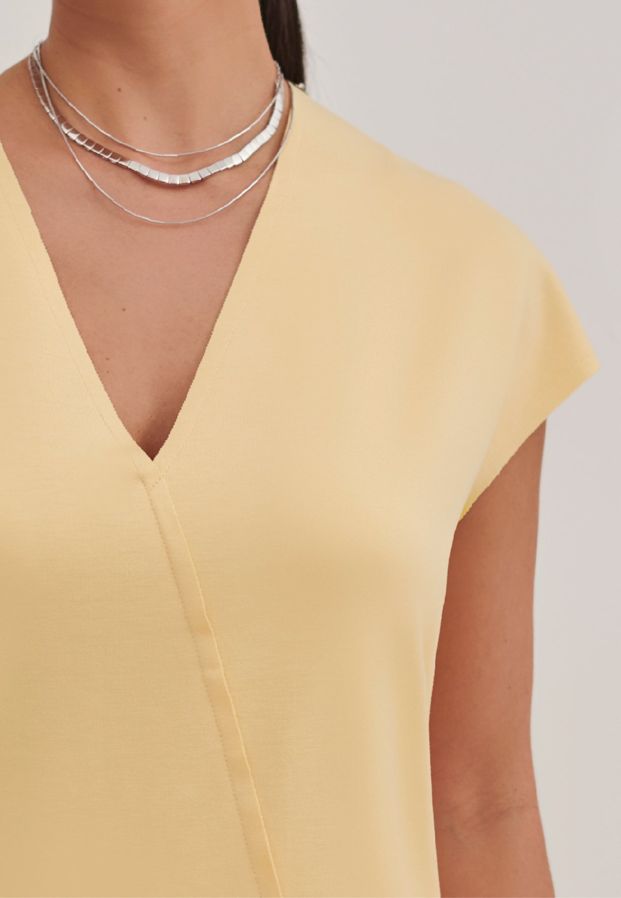 Blusa Gola V Recortes