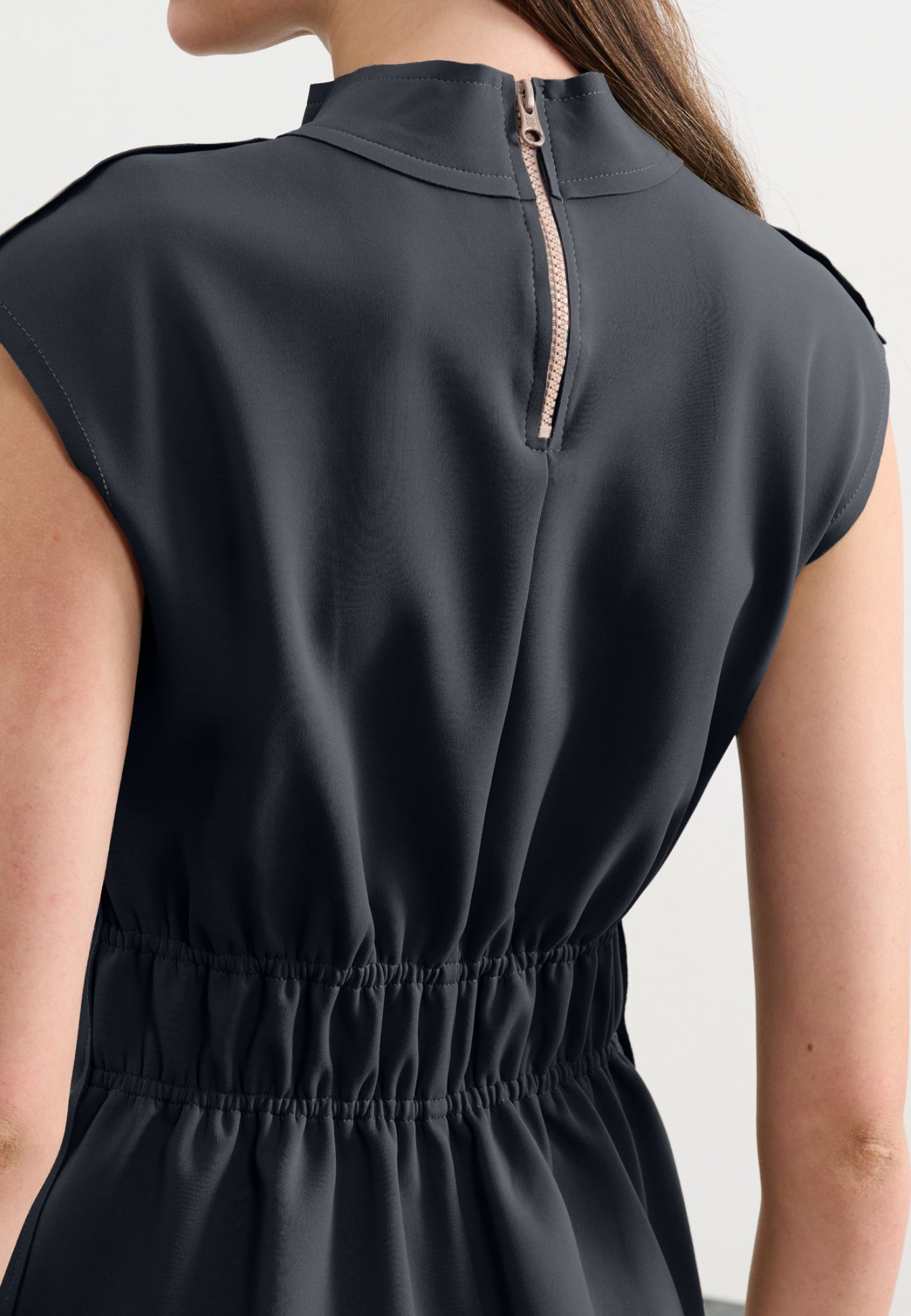 Blusa Acinturada Gola Alta