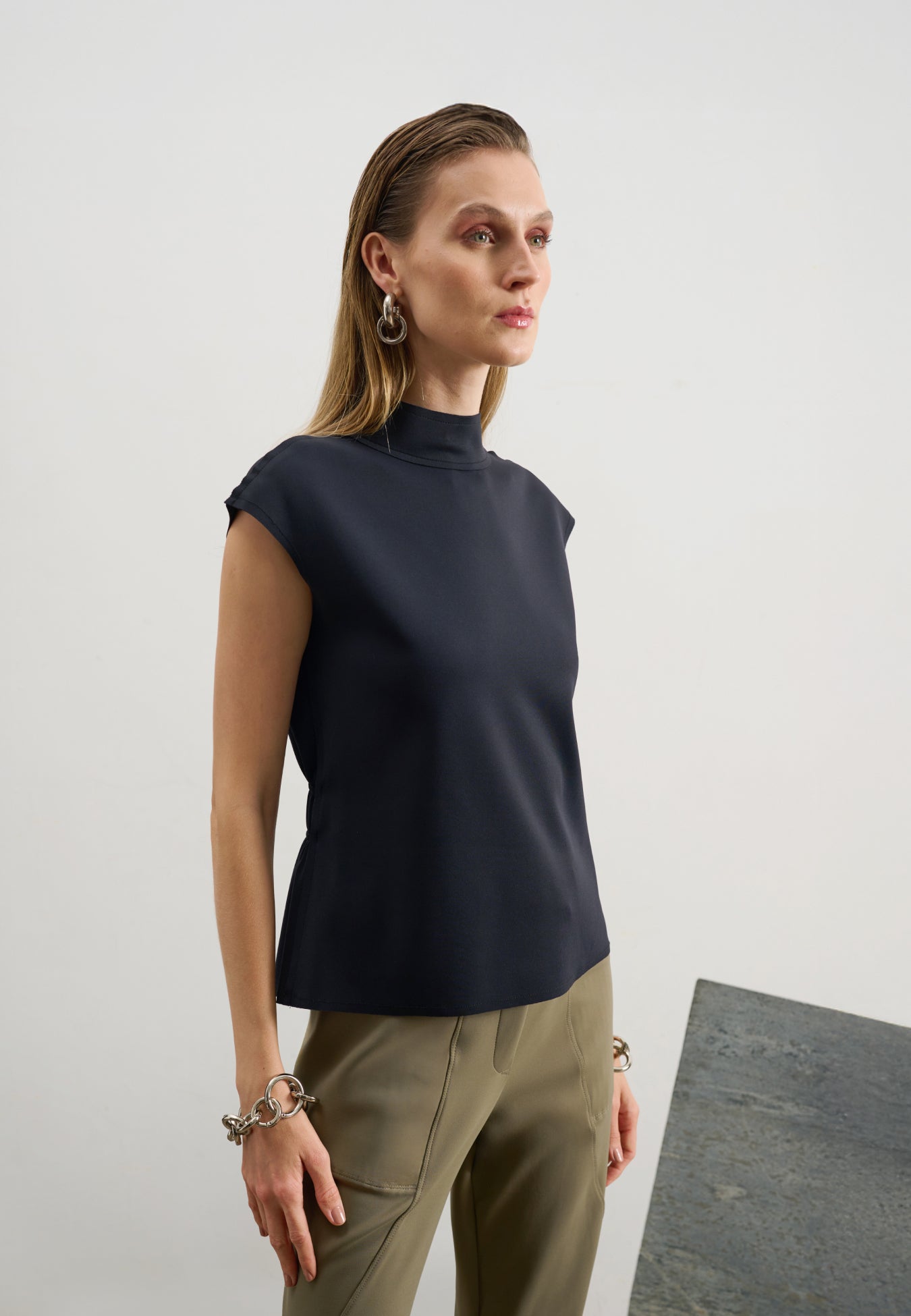 Blusa Acinturada Gola Alta