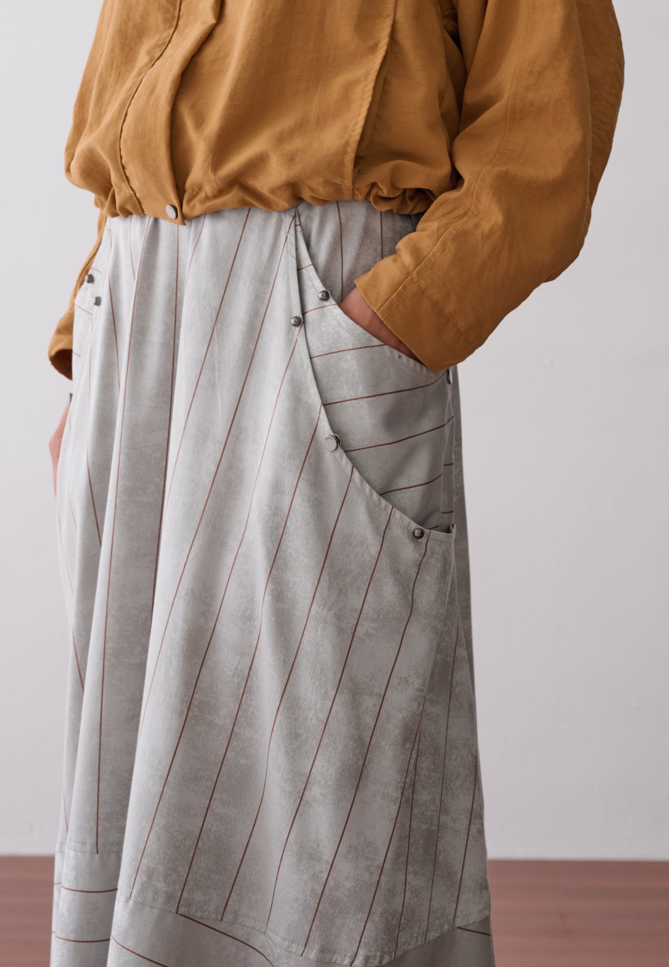 Saia Evasê Bolsos Jacquard