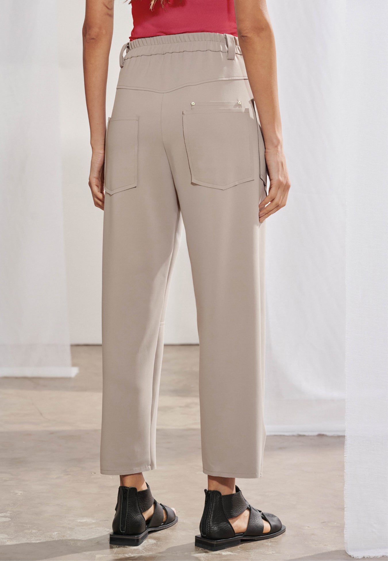 Calça Reta Bolsos Geométricos