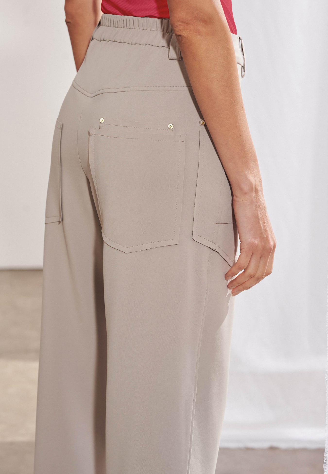 Calça Reta Bolsos Geométricos