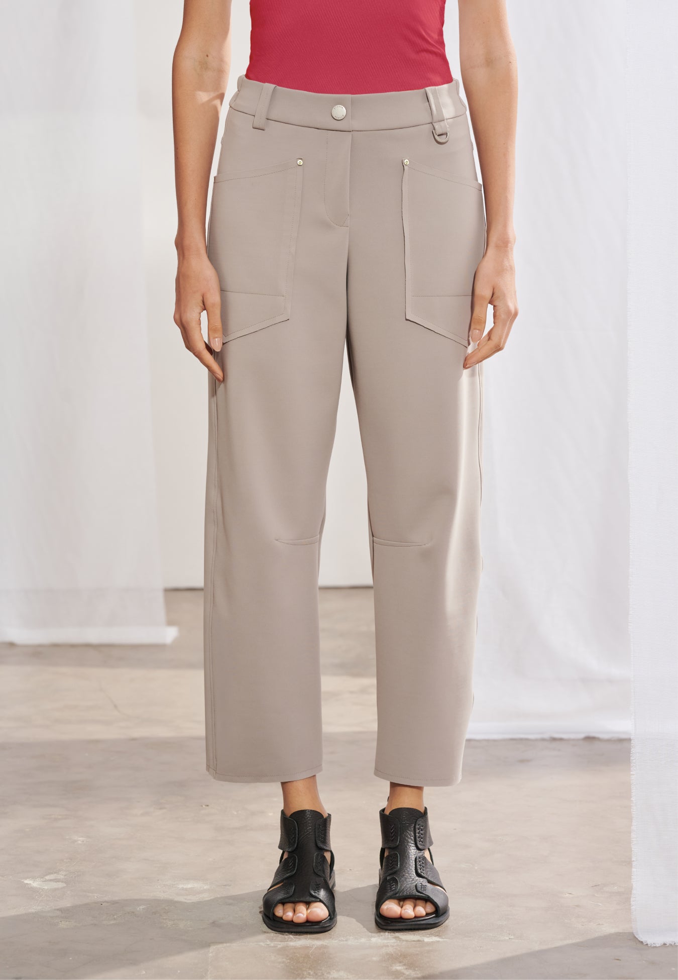 Calça Reta Bolsos Geométricos