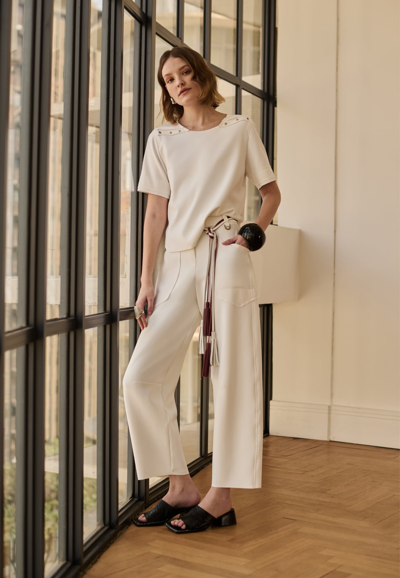 Calça Reta Bolsos Geométricos