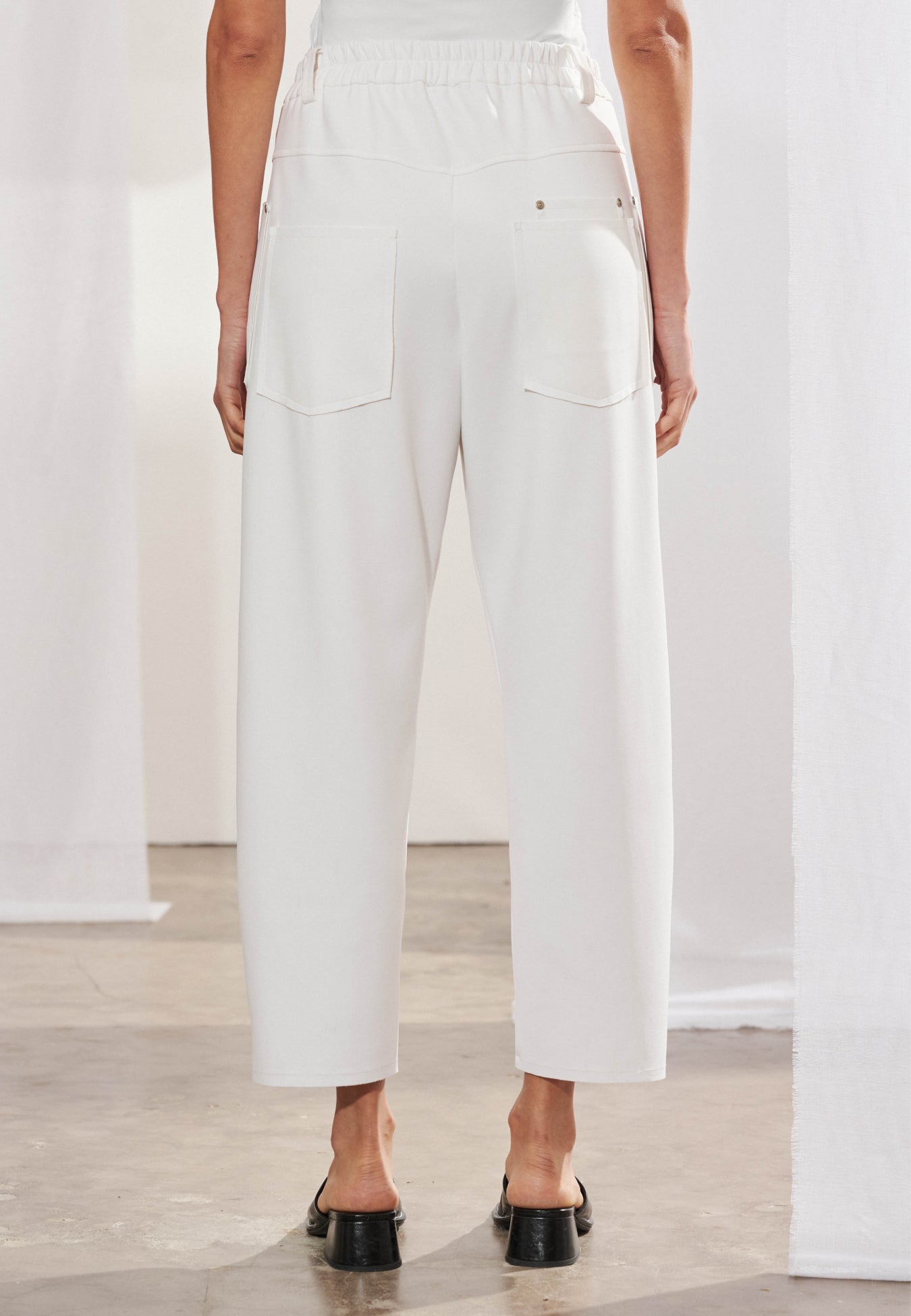 Calça Reta Bolsos Geométricos