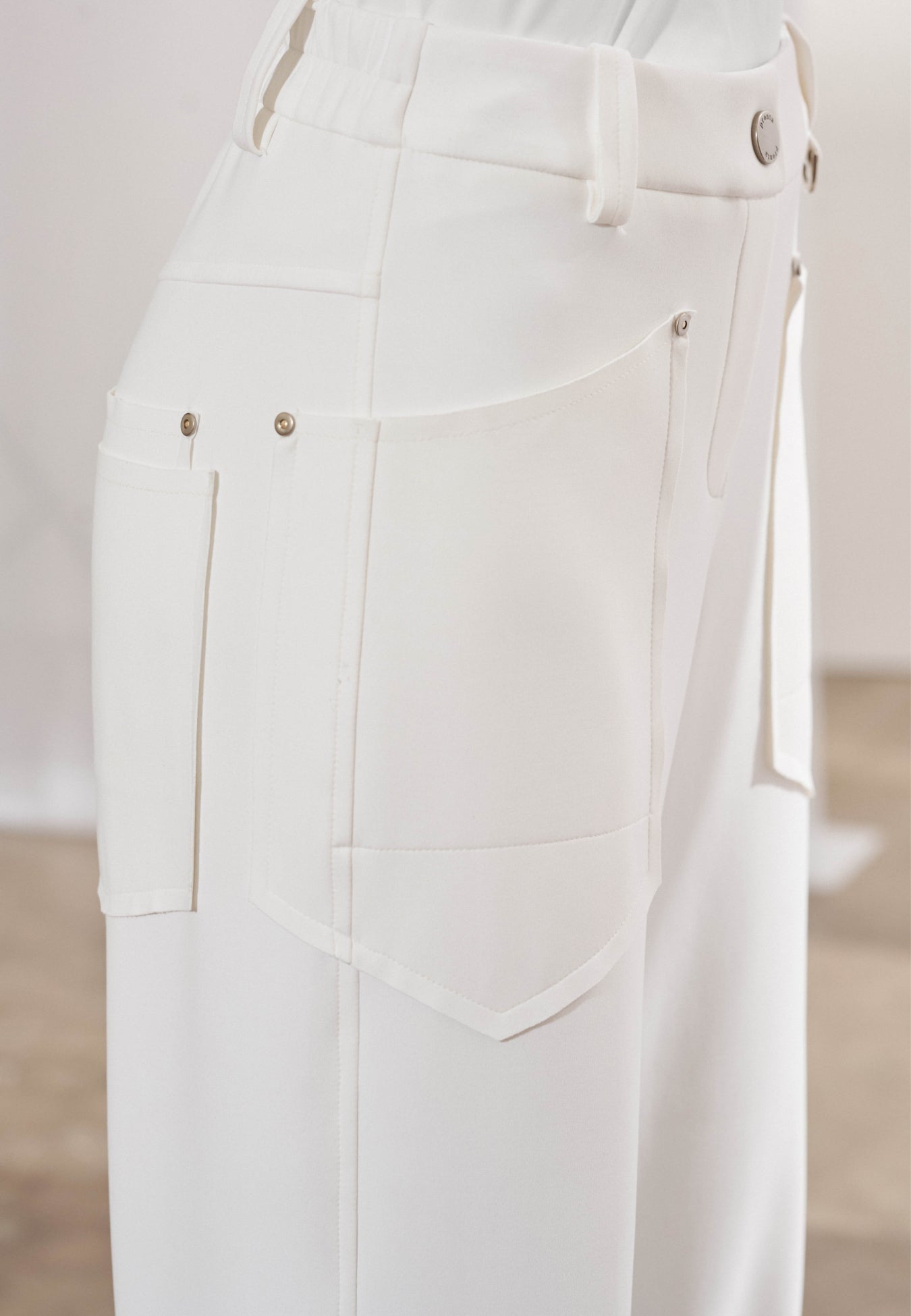 Calça Reta Bolsos Geométricos