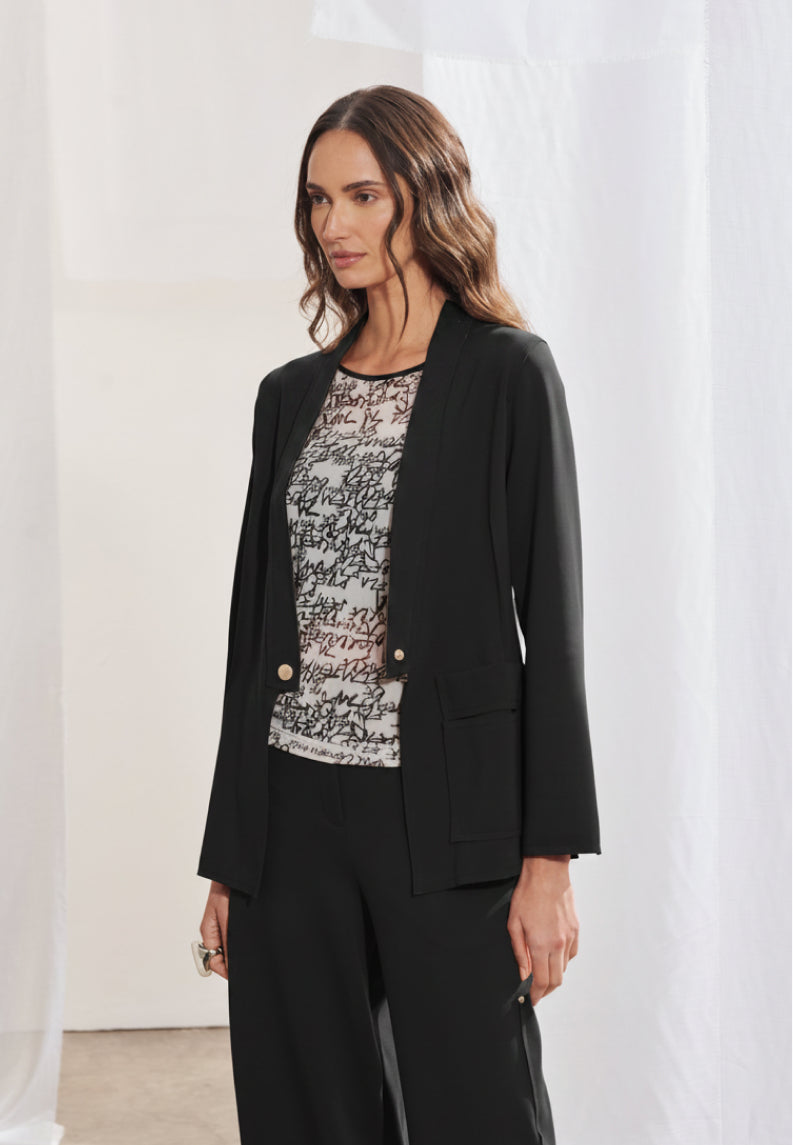 Blazer feminino alongado, com decote em V formado a partir do fechamento, ombros estruturados e mangas longas tradicionais com fendas sutis no punho. Possui nervuras que ajudam a definir a silhueta da peça e recorte assimétrico diagonal nas costas.