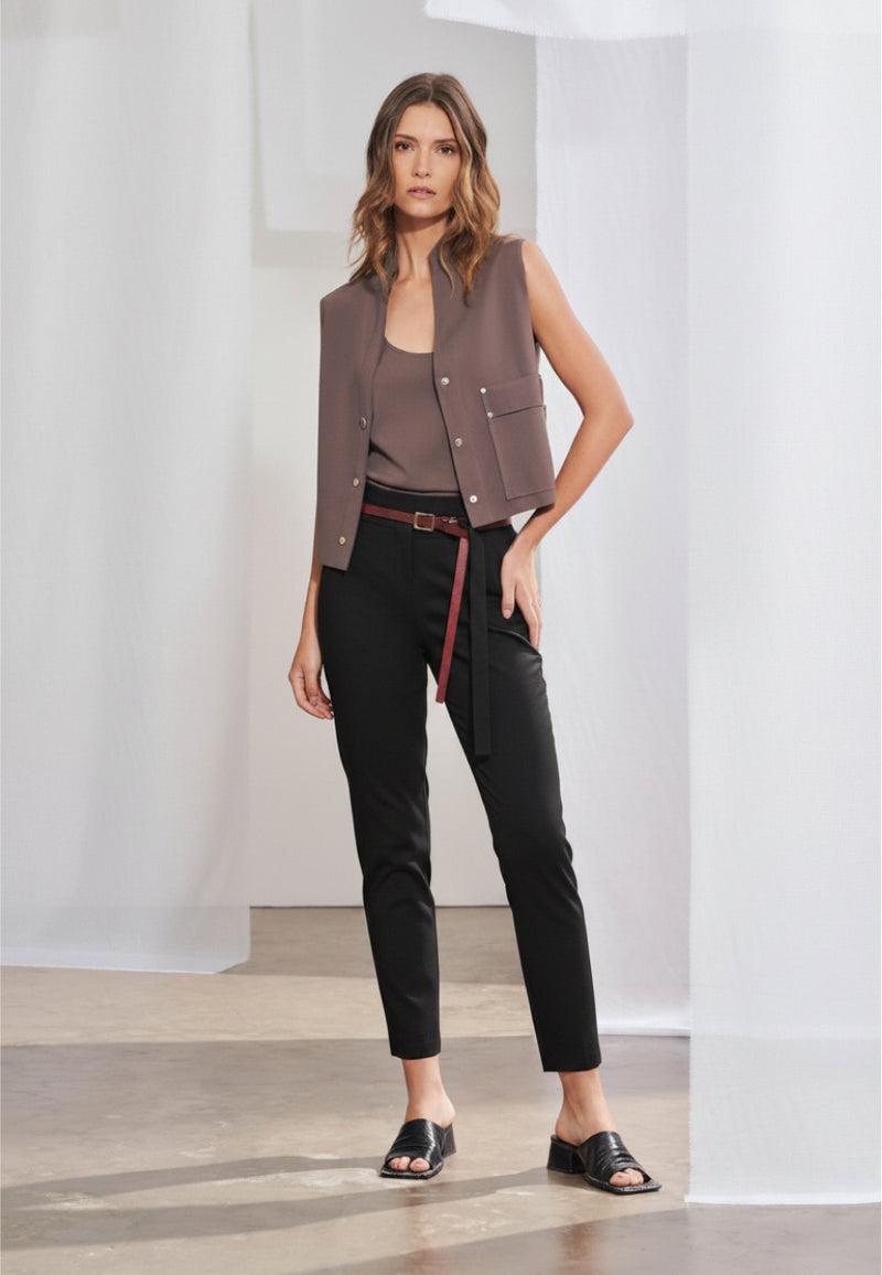 Calça feminina de alfaiataria contemporânea em modelagem cigarrete slim. Na frente, apresenta cós com passantes, bolsos laterais tipo faca e cinto fino de mesmo material. Nas costas, destacam-se dois bolsos traseiros chapados com pontas, recortes anatômicos verticais que descem pelas pernas e terminam em pequenas fendas na barra.
