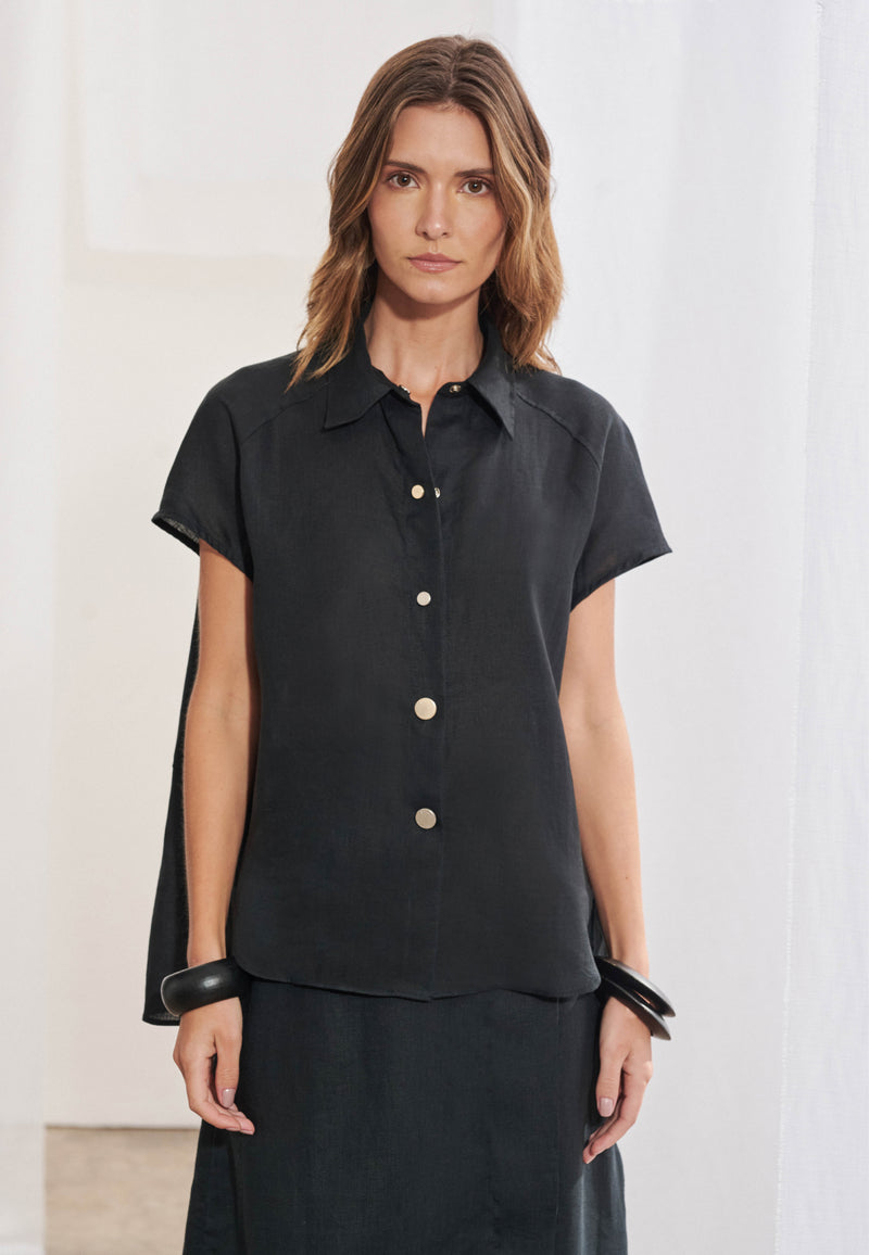 Camisa feminina em tecido 100% linho de modelagem ampla com fendas laterais e manga japonesa. Possui pala e um recorte horizontal com prega na barra.