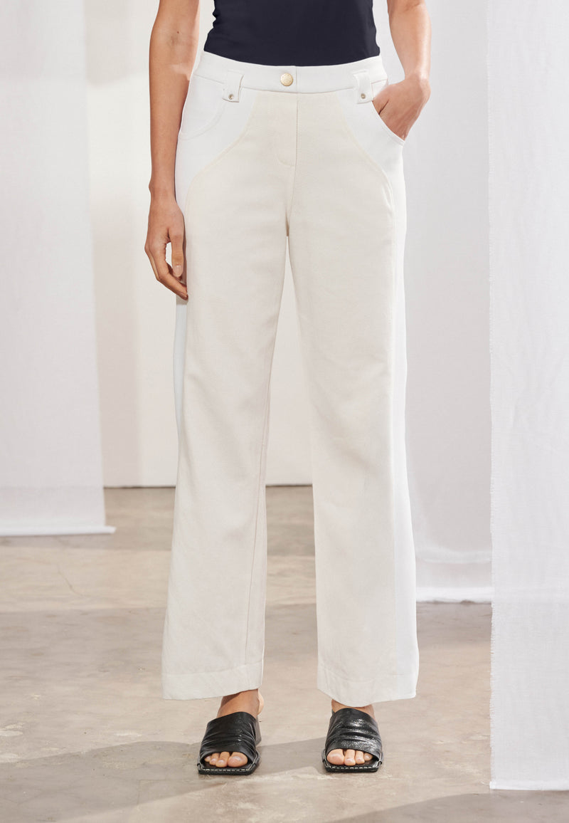 Calça feminina de modelagem reta, com painéis laterais em malha Tech e recortes em sarja 100% algodão. Detalhe de cós anatômico com passantes e botão dourado, exibindo caimento estruturado e confortável no corpo.