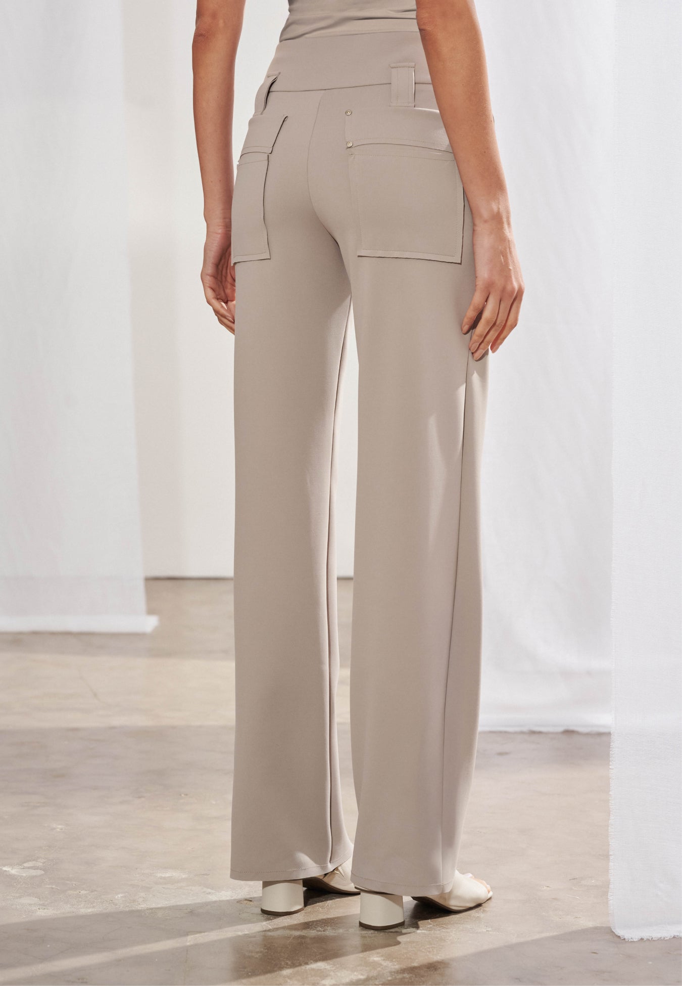 Calça Reta Bolsos Sobrepostos