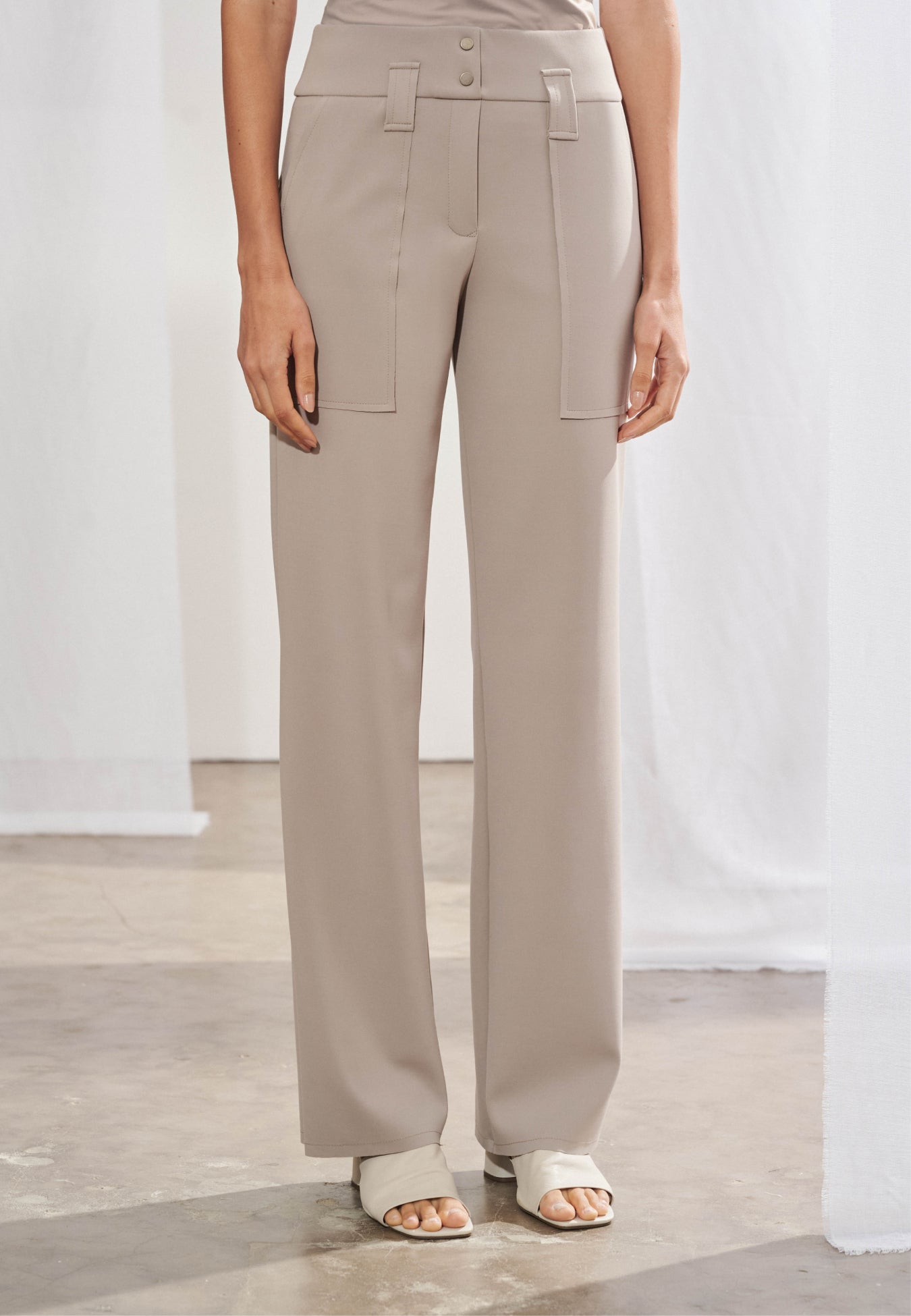 Calça Reta Bolsos Sobrepostos