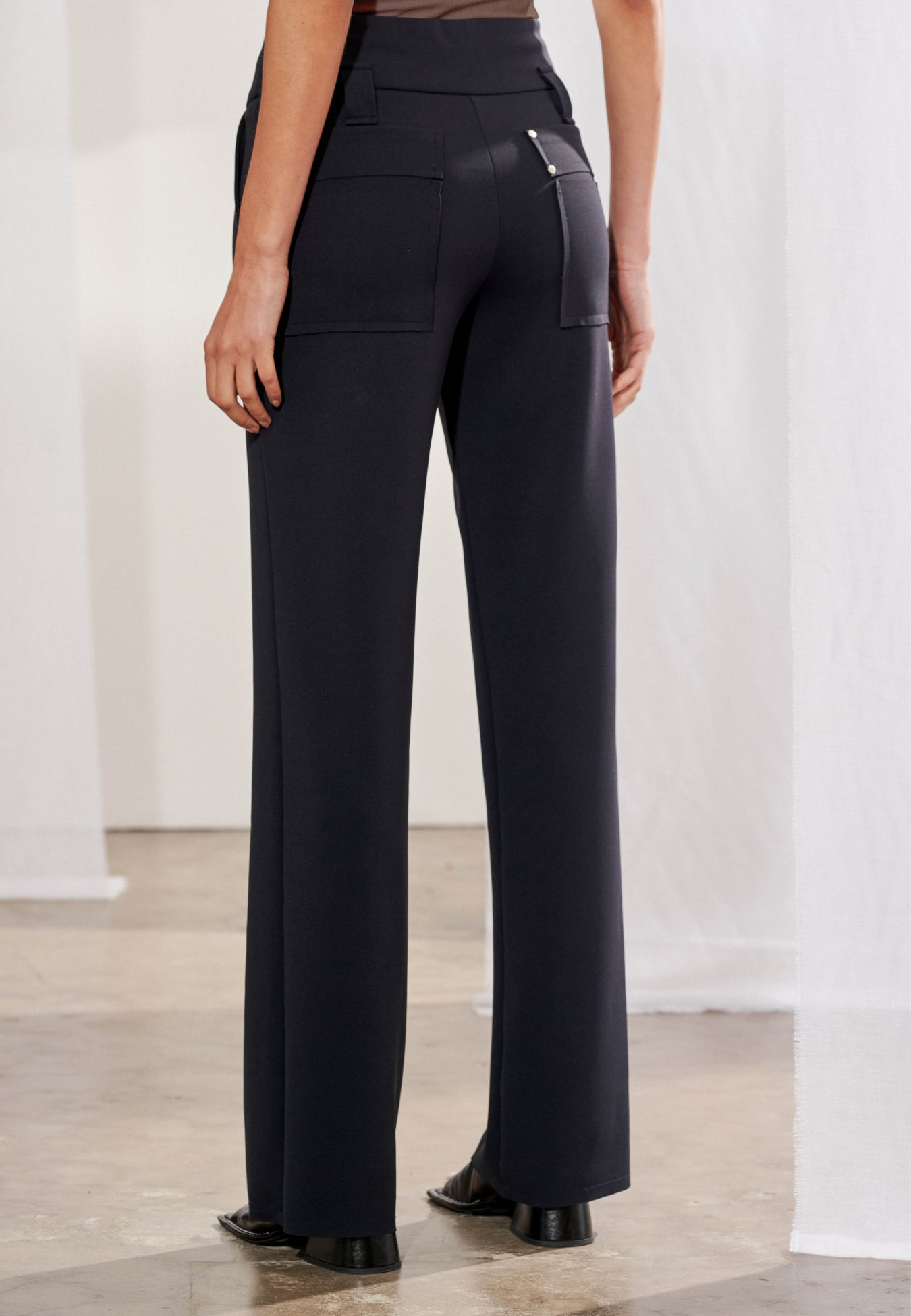 Calça Reta Bolsos Sobrepostos