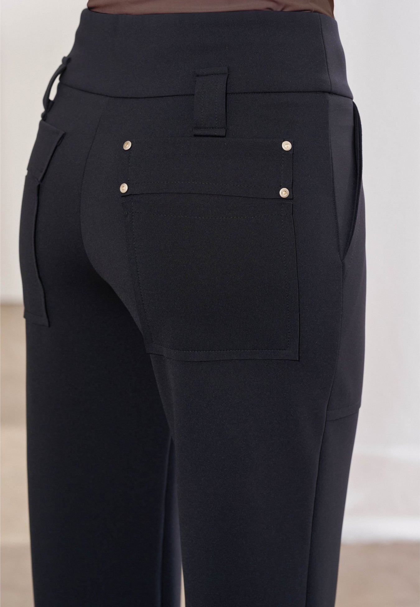 Calça Reta Bolsos Sobrepostos