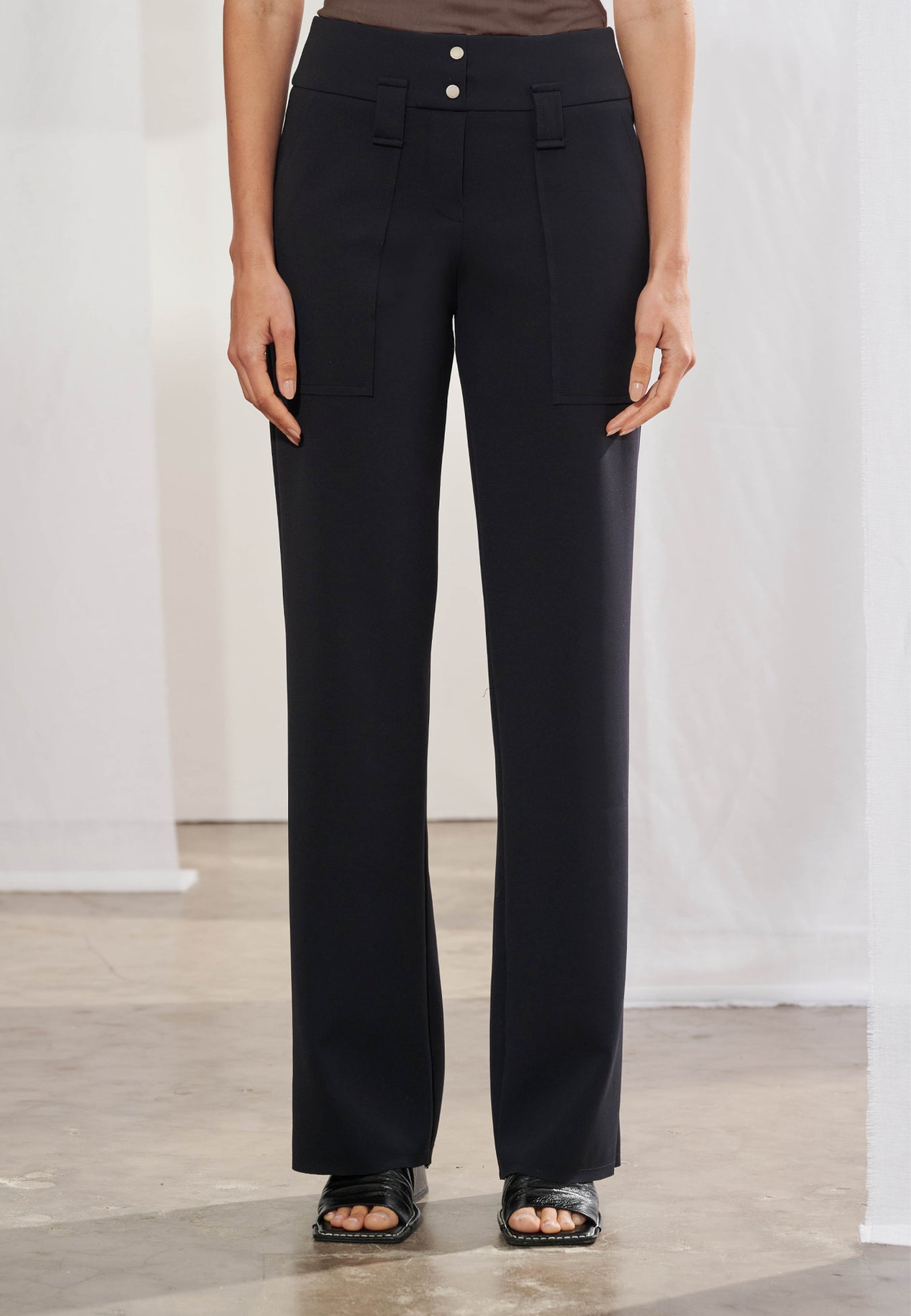 Calça Reta Bolsos Sobrepostos
