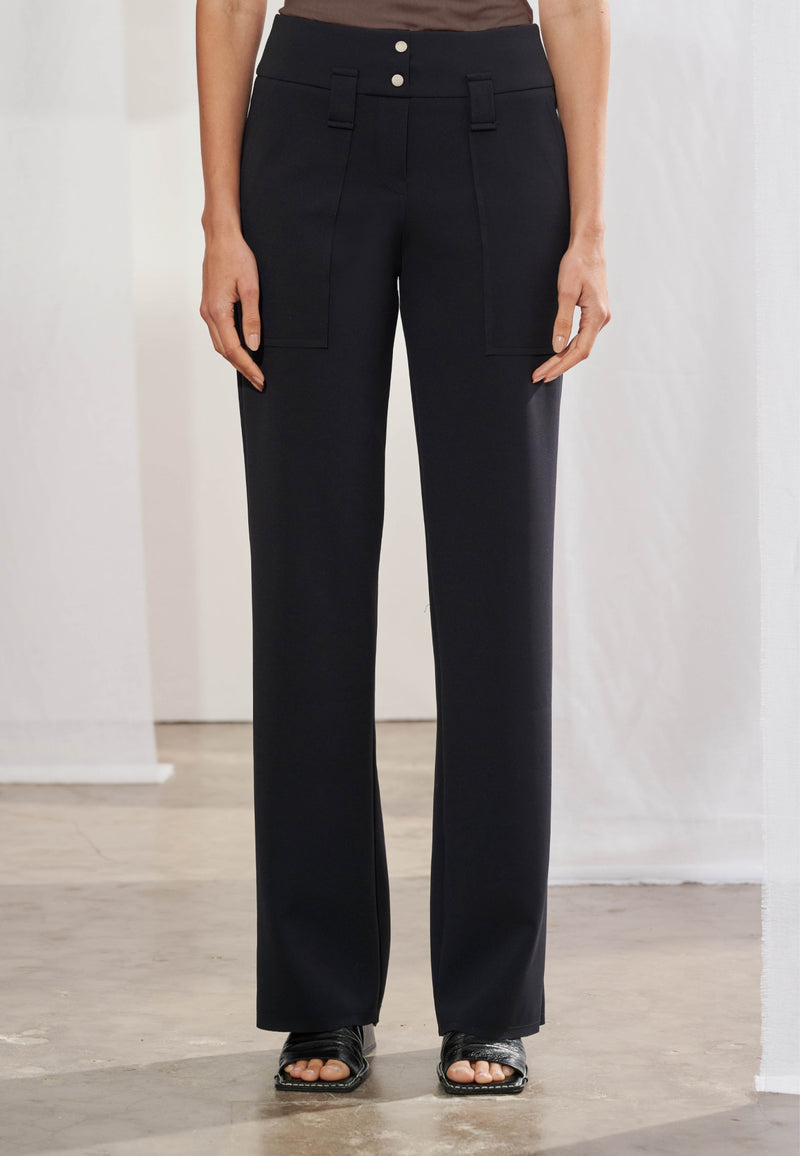 Calça Reta Bolsos Sobrepostos
