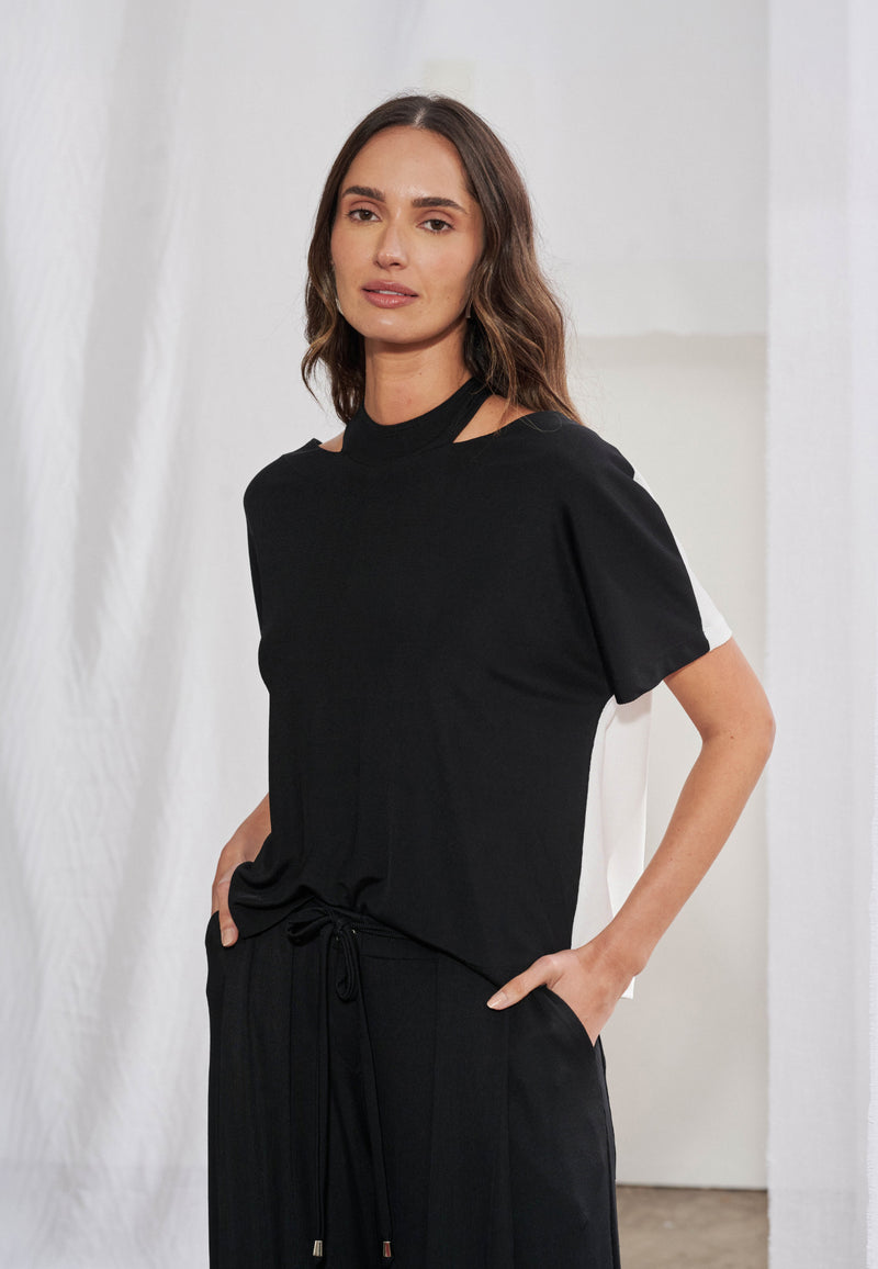 Blusa feminina tricolor de blocos contrastantes com gola anatômica e detalhe de amarração nas costas.