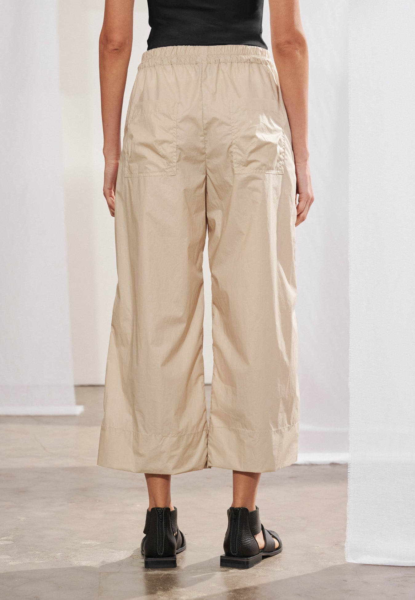 Calça Pregas Efeito Empapelado