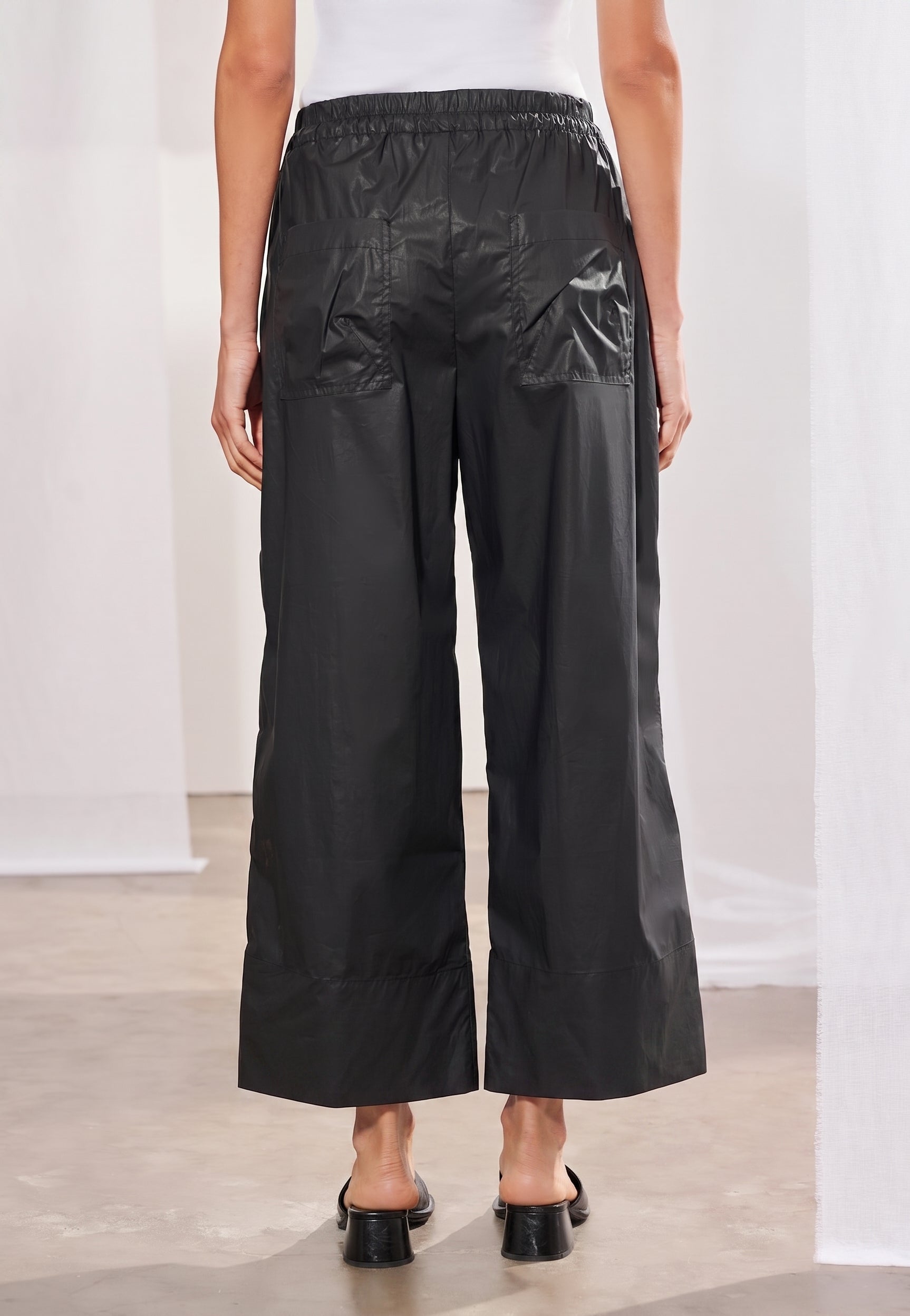 Calça Pregas Efeito Empapelado