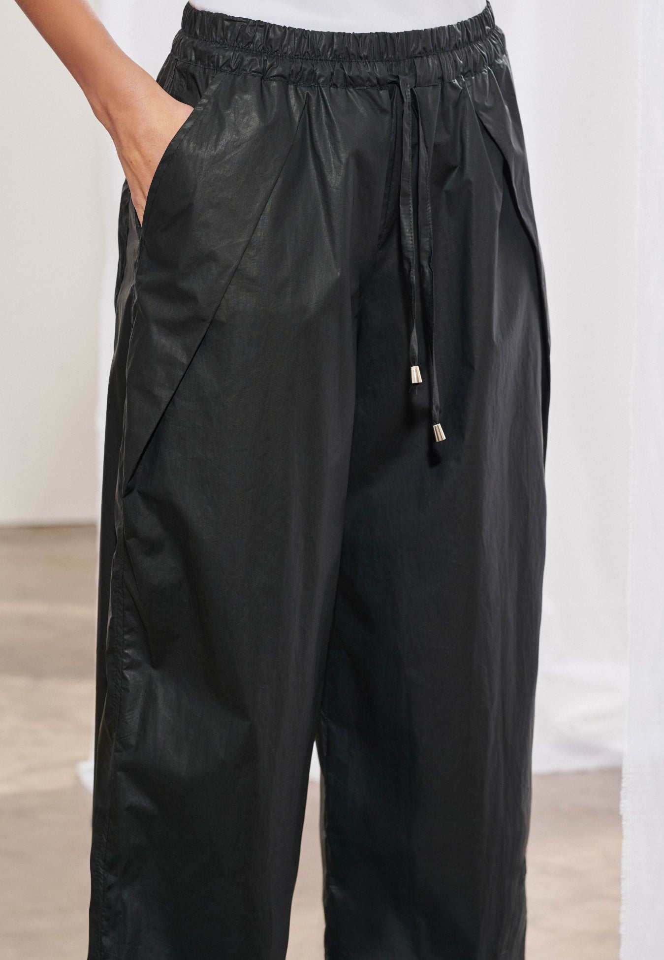 Calça Pregas Efeito Empapelado