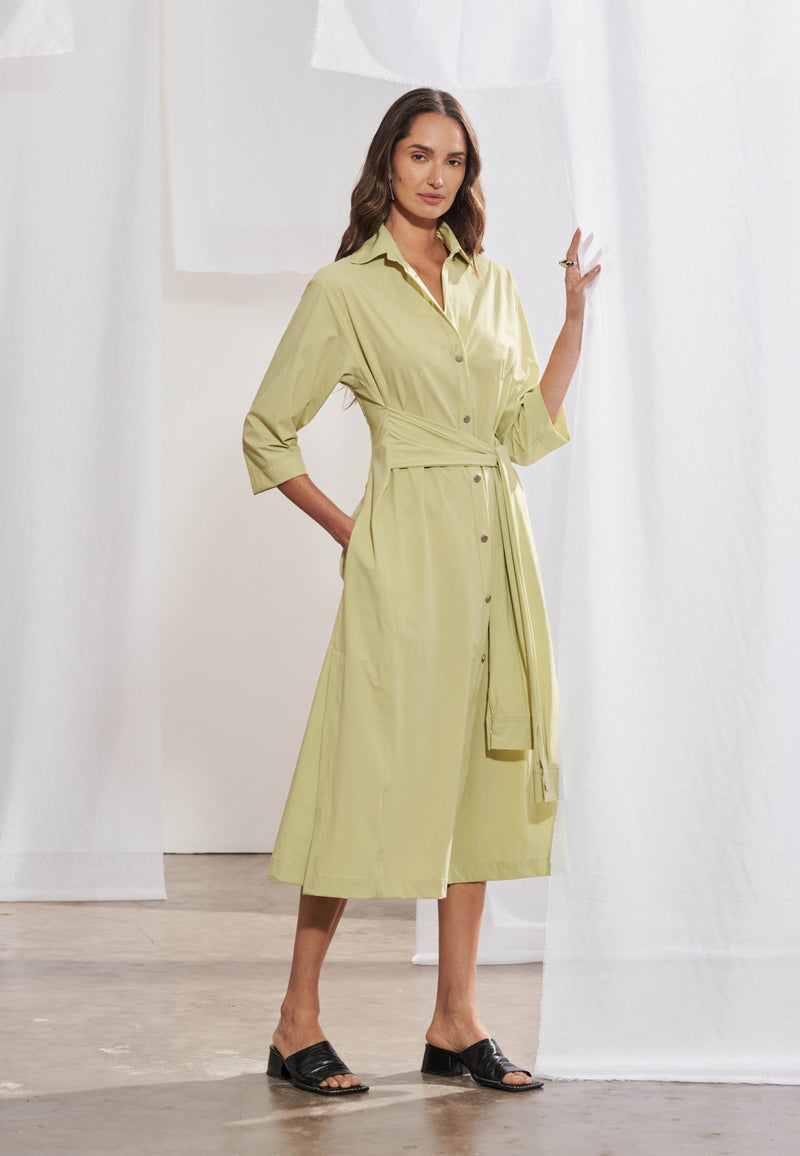 Vestido midi feminino em poliamida leve com gola estilo camisa, fechamento por botões e faixa de amarração.