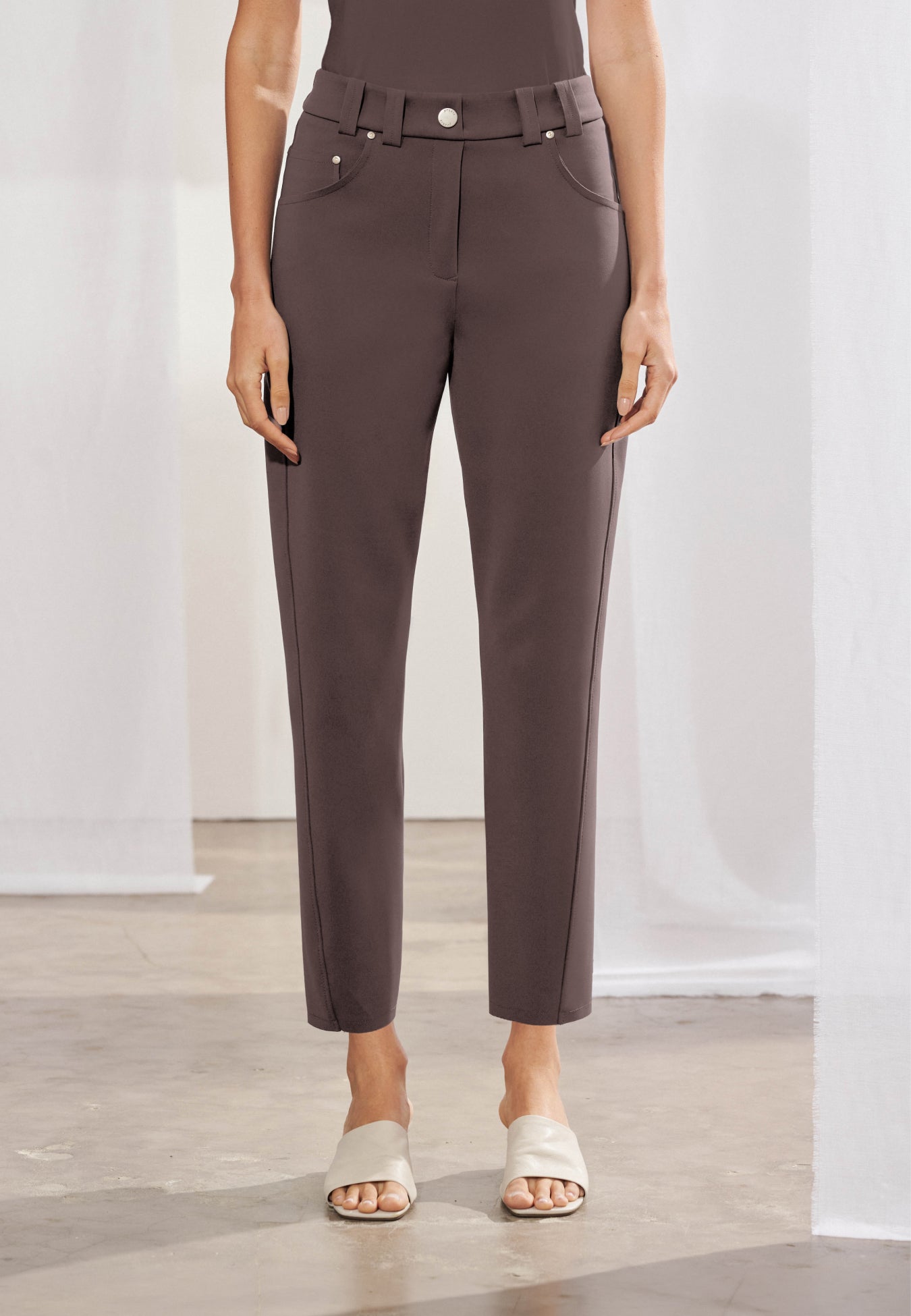 Calça slim cigarrete de malha Tech com costuras deslocadas para a frente e recortes anatômicos na parte traseira.