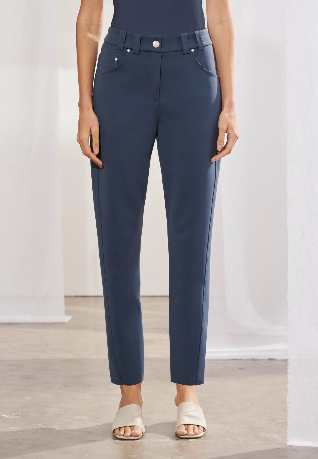 Calça slim cigarrete de malha Tech com costuras deslocadas para a frente e recortes anatômicos na parte traseira.