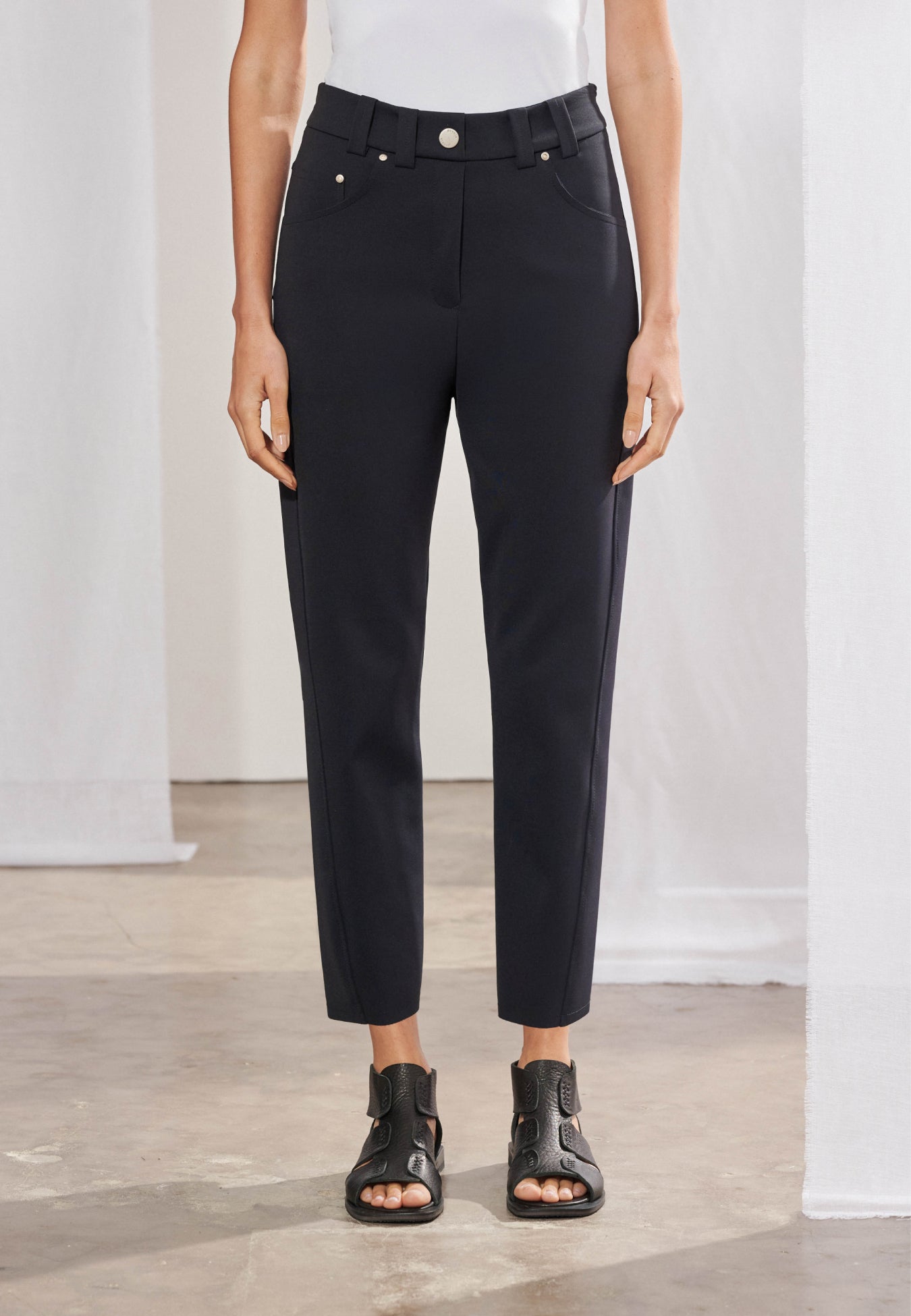 Calça slim cigarrete de malha Tech com costuras deslocadas para a frente e recortes anatômicos na parte traseira.